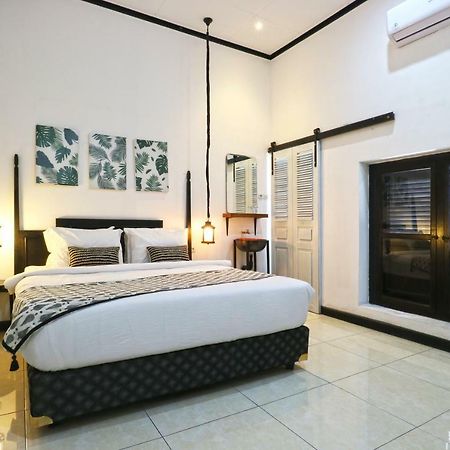 Askhara Guesthouse Surabaya Ngoại thất bức ảnh