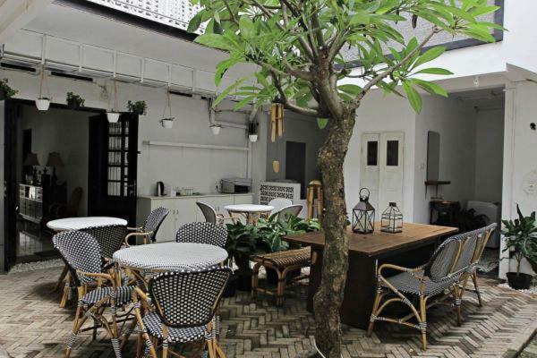 Askhara Guesthouse Surabaya Ngoại thất bức ảnh