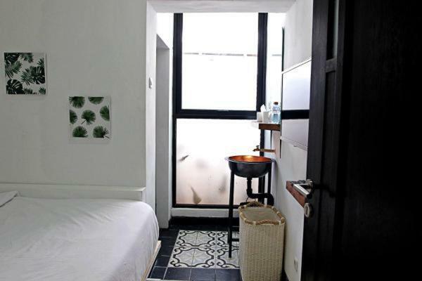 Askhara Guesthouse Surabaya Ngoại thất bức ảnh