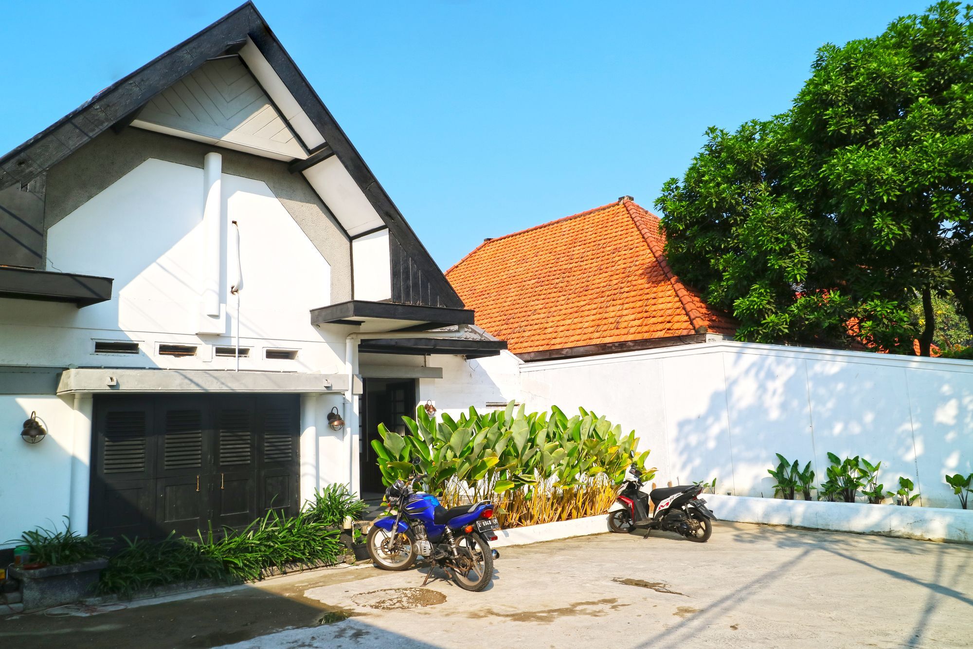 Askhara Guesthouse Surabaya Ngoại thất bức ảnh